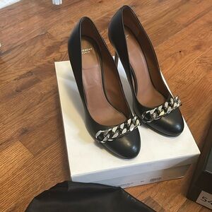 Givenchy black pumps with chain